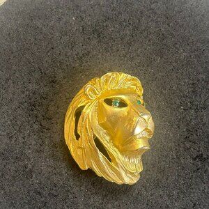 3D Lions Head Pin with A Drop Down Loop Green Crystal Eyes NWT VTG DISCON